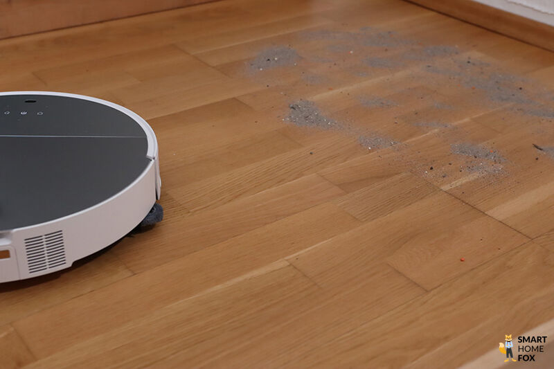 Roborock S9 MaxV Ultra убирает песок с паркета